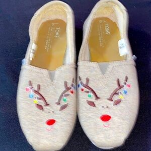 TOMS WO SIZE 10 SLIP ON LOAFERS BEIGE W/CHRISTMAS REINDEER DESIGN SHERPA LINED